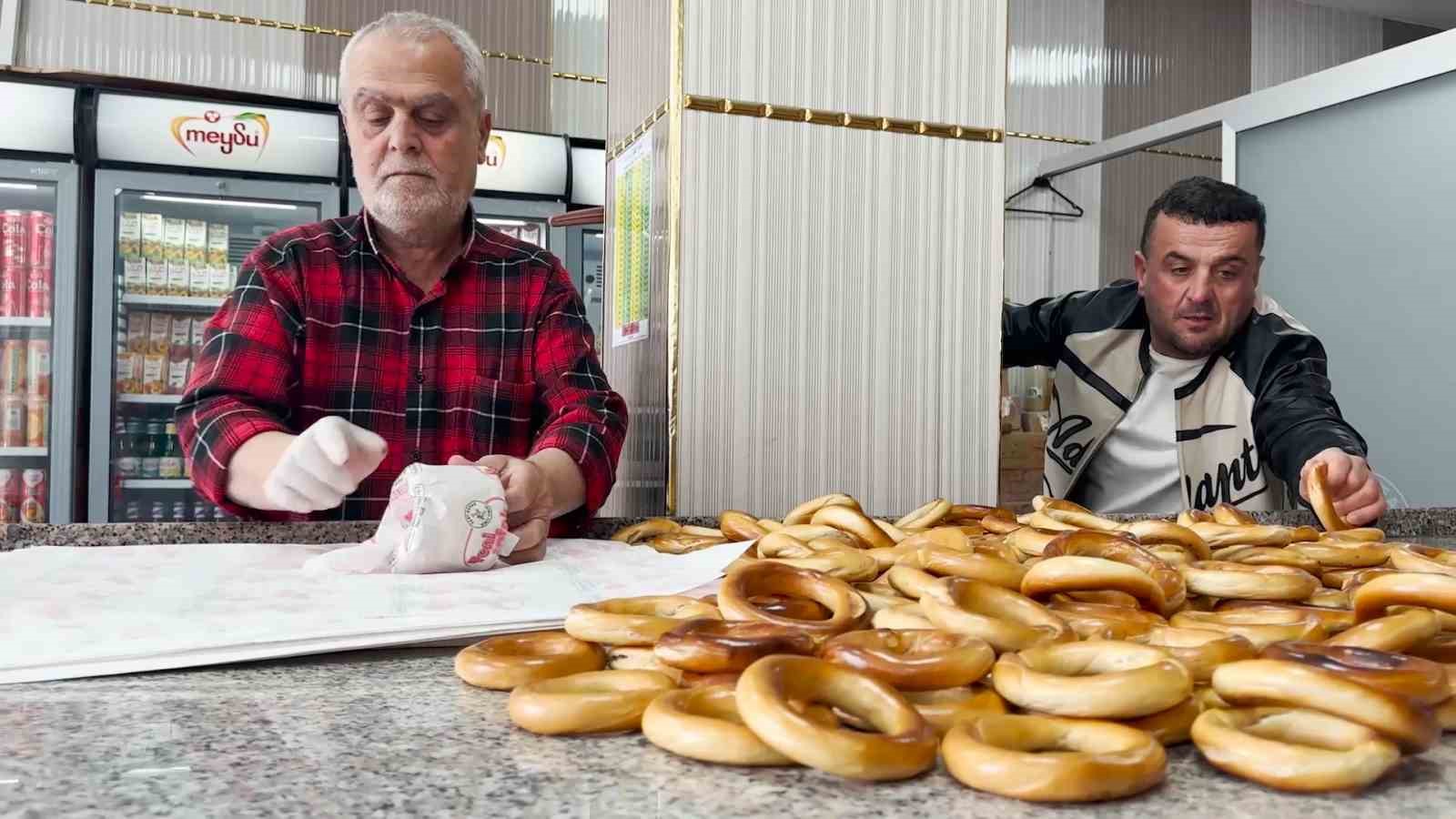Rizelilerin vazgeçilmezi ’susamsız simit’ Cumhurbaşkanı Erdoğan’la gündeme geldi 6 rizelilerin vazgecilmezi susamsiz simit cumhurbaskani erdoganla gundeme geldi 2 5r7jPBfM
