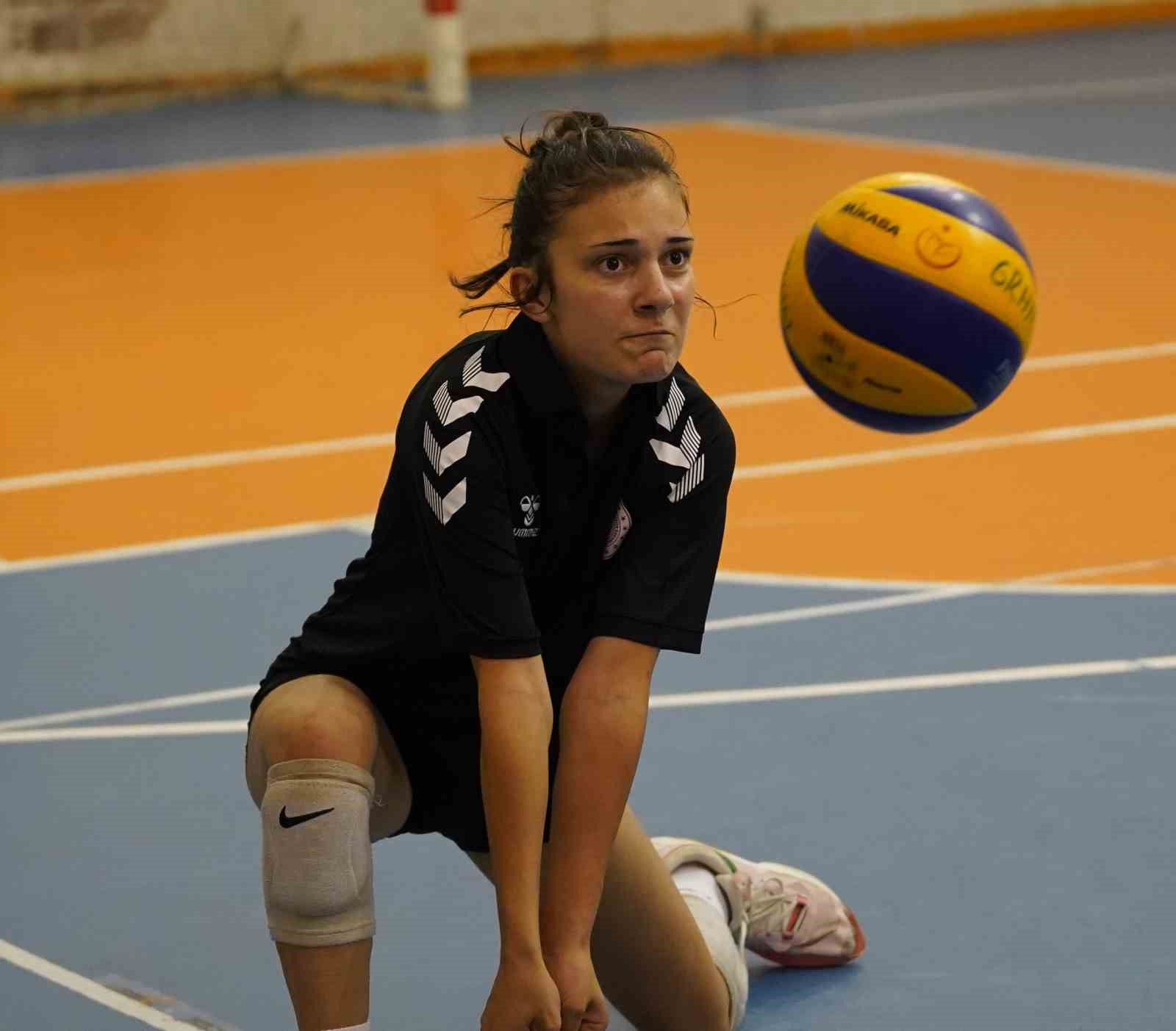 Rize’nin genç voleybolcuları, gözünü Anadolu Yıldızlar Ligi kupasına dikti 6 rizenin genc voleybolculari gozunu anadolu yildizlar ligi kupasina dikti 2 fj9STt3E