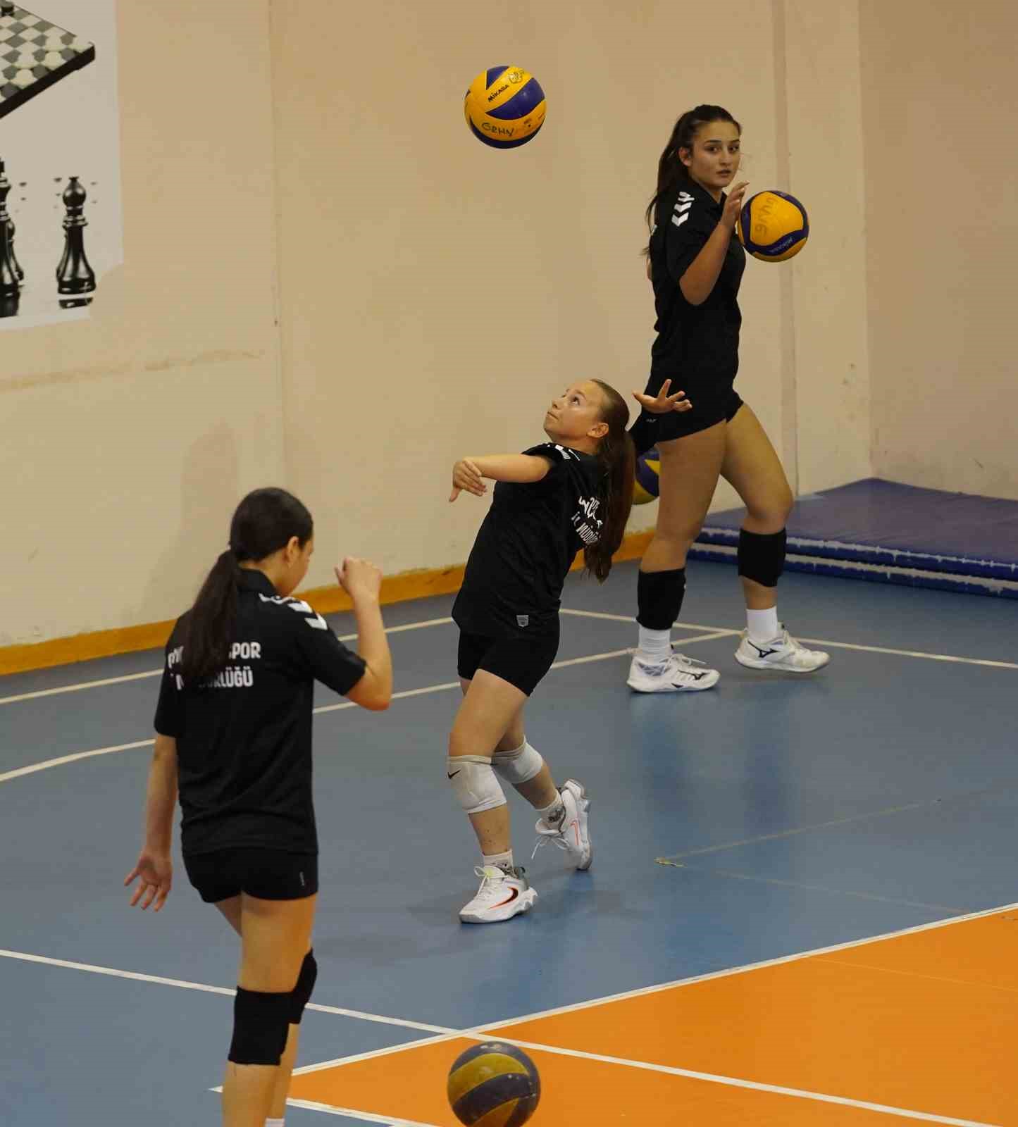 Rize’nin genç voleybolcuları, gözünü Anadolu Yıldızlar Ligi kupasına dikti 12 rizenin genc voleybolculari gozunu anadolu yildizlar ligi kupasina dikti 8 2FPcLNi1