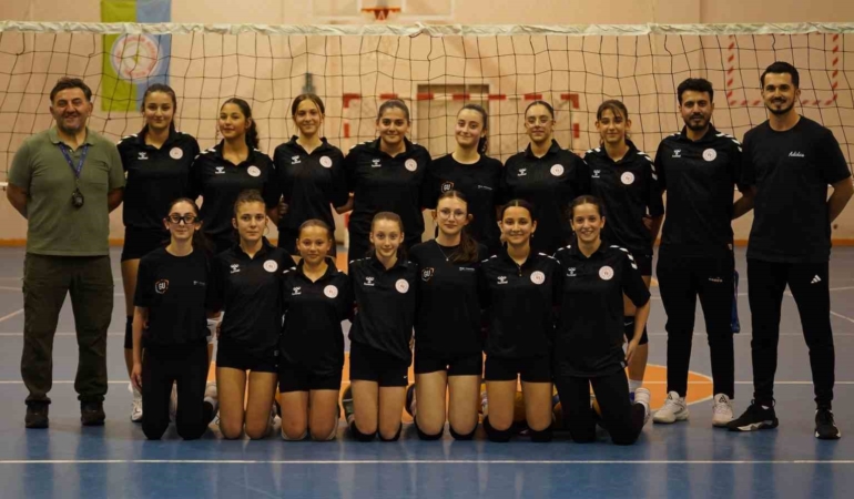 rizenin-genc-voleybolculari-gozunu-anadolu-yildizlar-ligi-kupasina-dikti-q8f5sU9S.jpg