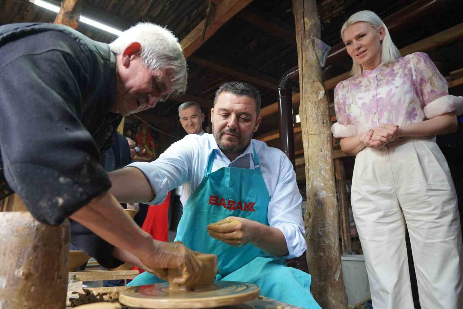 rodop belediye baskani pavel mihaylov hayatinda ilk defa comlek tezgahina gecerek bardak yapti 1 pF51igNM
