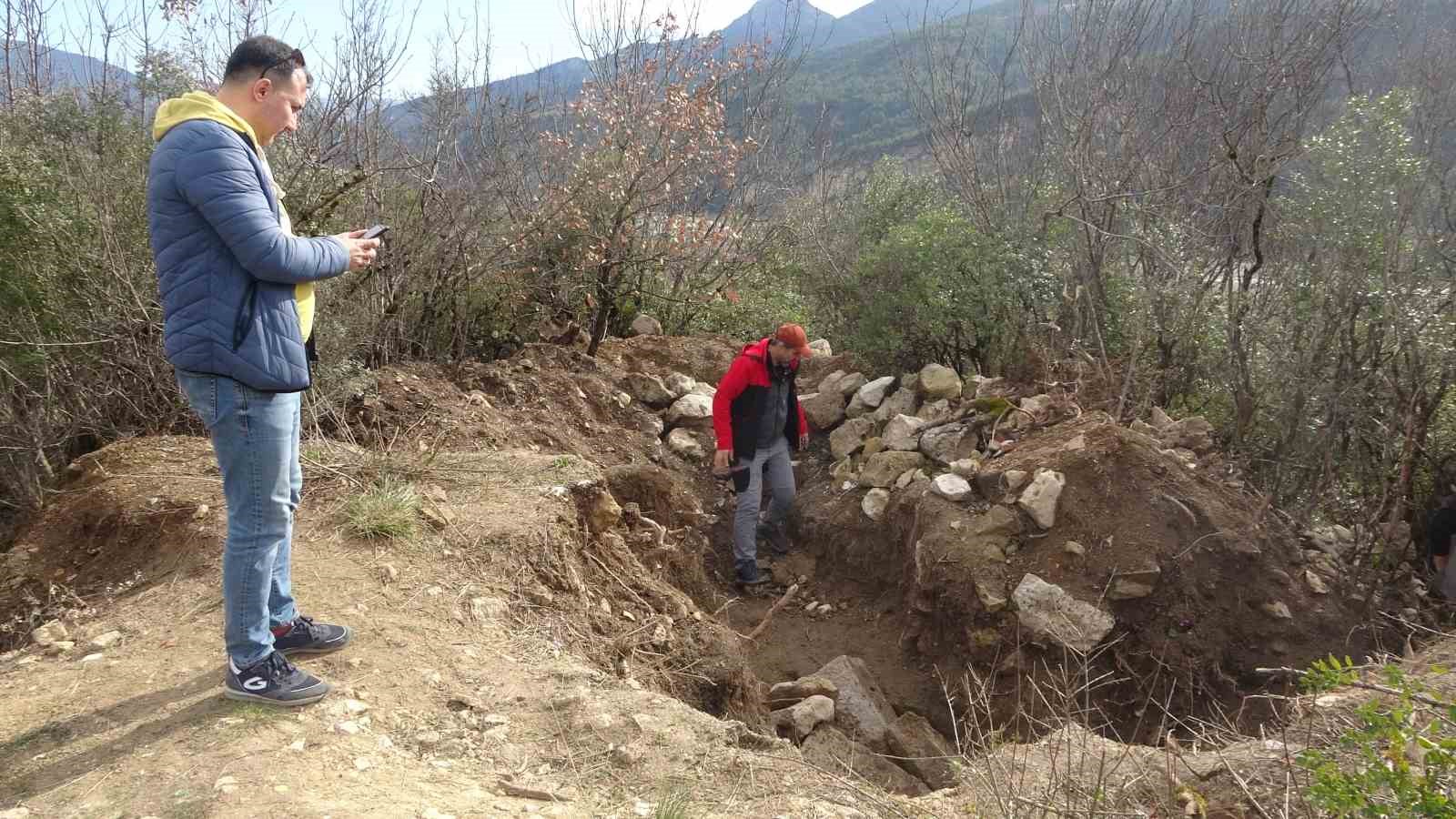 Roma dönemine ait kalıntıların bulunduğu bölge defineciler tarafından tahrip edildi 4 roma donemine ait kalintilarin bulundugu bolge defineciler tarafindan tahrip edildi 0 NVUPTuXa
