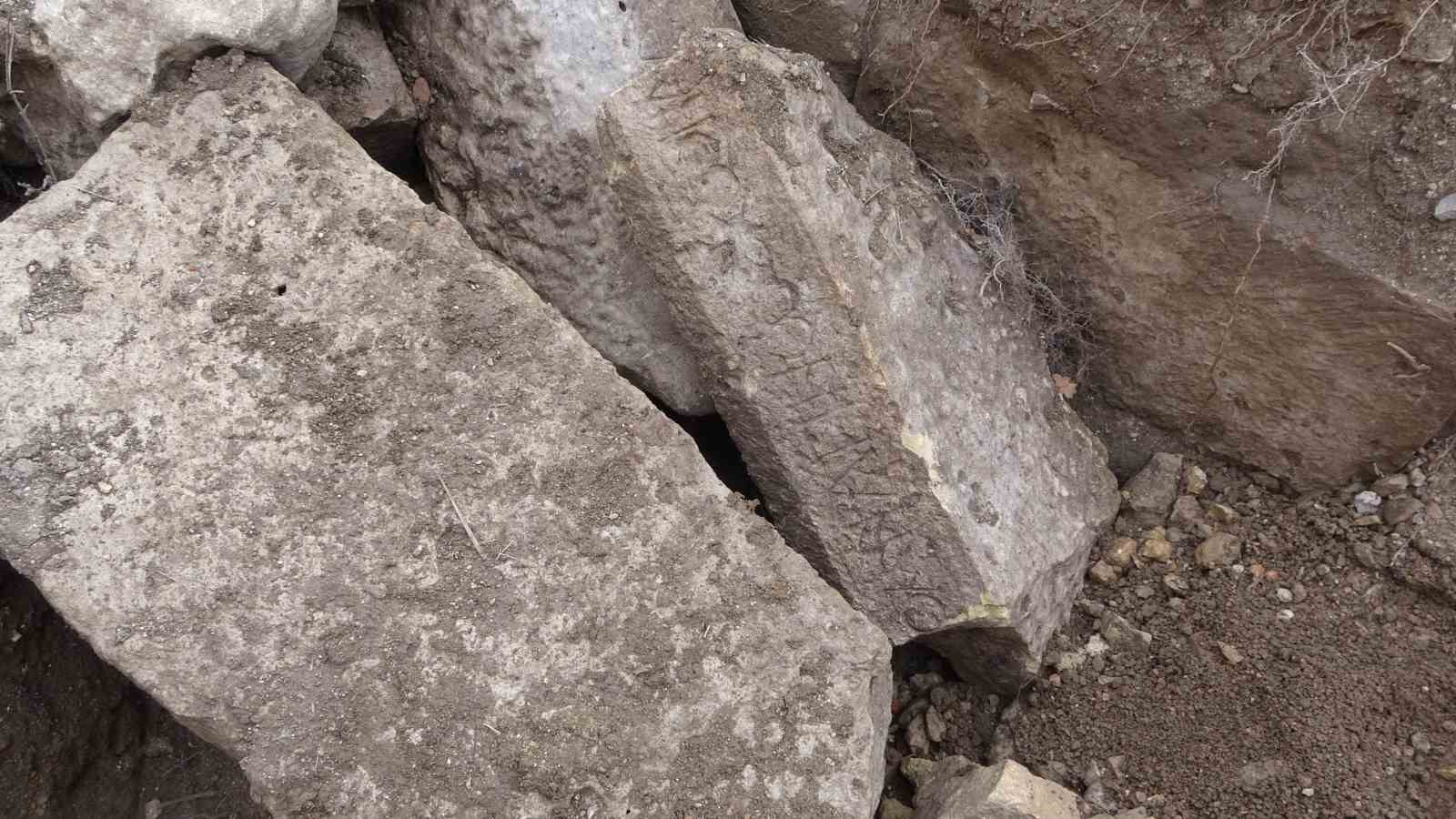 Roma dönemine ait kalıntıların bulunduğu bölge defineciler tarafından tahrip edildi 14 roma donemine ait kalintilarin bulundugu bolge defineciler tarafindan tahrip edildi 10 RPuz8gUO