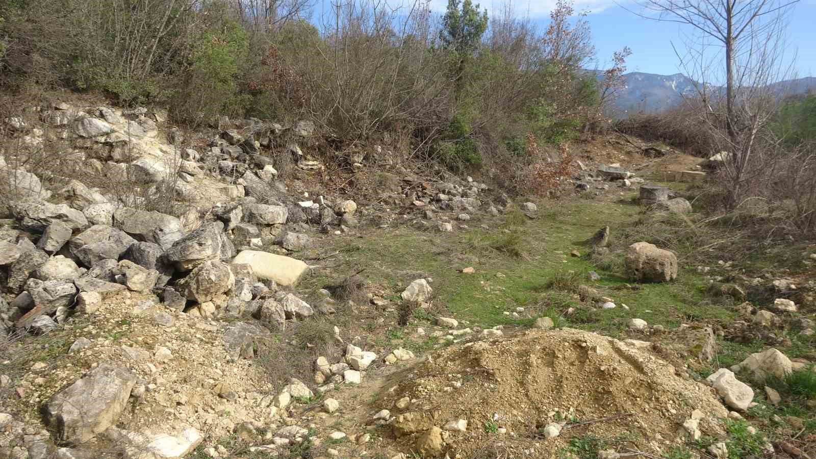 Roma dönemine ait kalıntıların bulunduğu bölge defineciler tarafından tahrip edildi 16 roma donemine ait kalintilarin bulundugu bolge defineciler tarafindan tahrip edildi 12 e26j1eeR