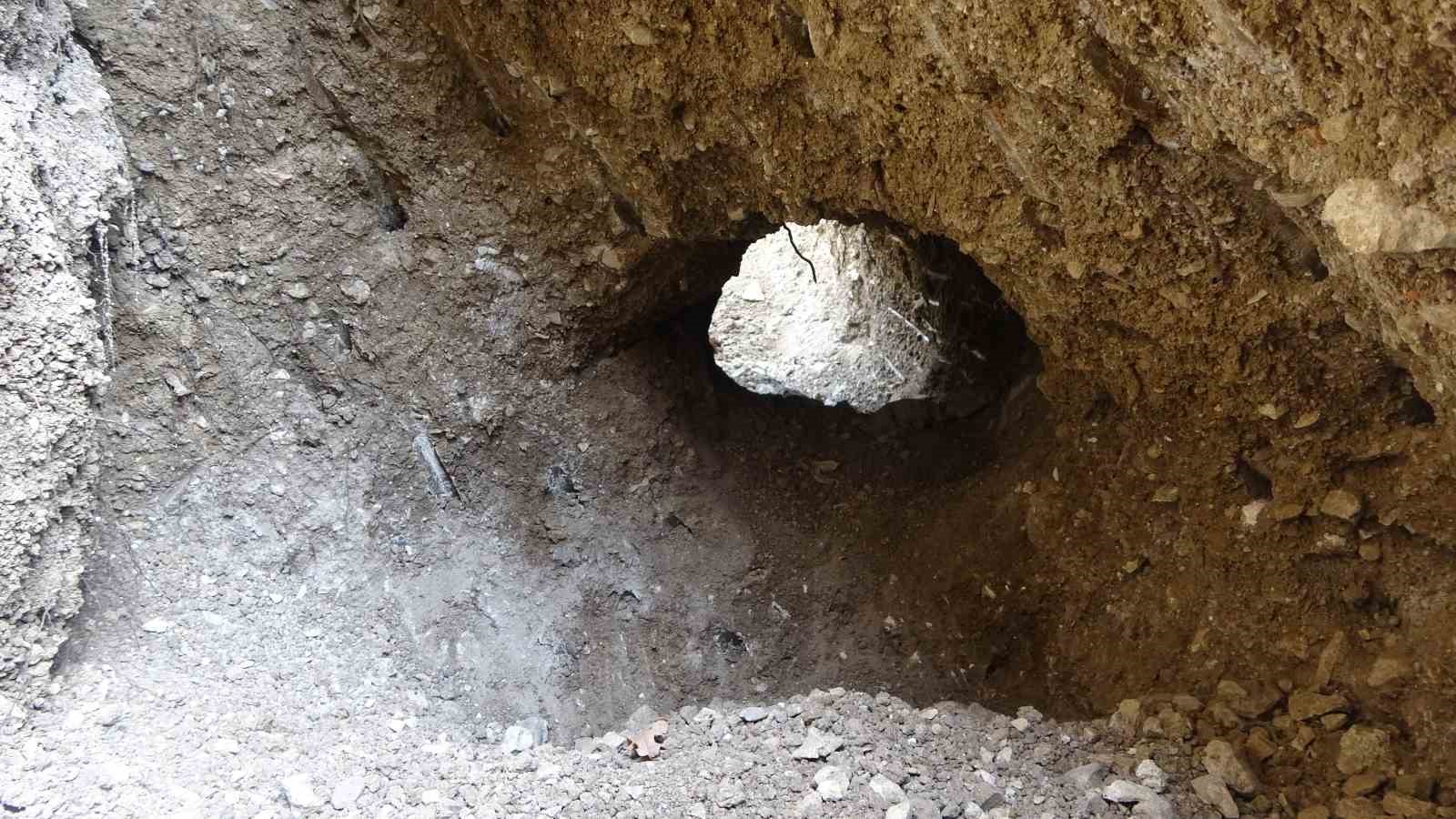 Roma dönemine ait kalıntıların bulunduğu bölge defineciler tarafından tahrip edildi 8 roma donemine ait kalintilarin bulundugu bolge defineciler tarafindan tahrip edildi 4 73TmBtOk