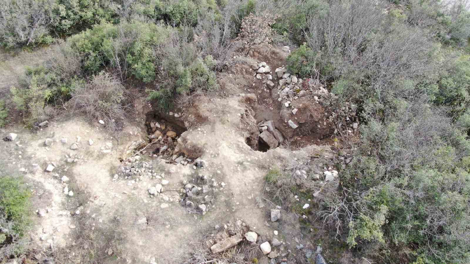Roma dönemine ait kalıntıların bulunduğu bölge defineciler tarafından tahrip edildi 11 roma donemine ait kalintilarin bulundugu bolge defineciler tarafindan tahrip edildi 7 rFaPFkGB