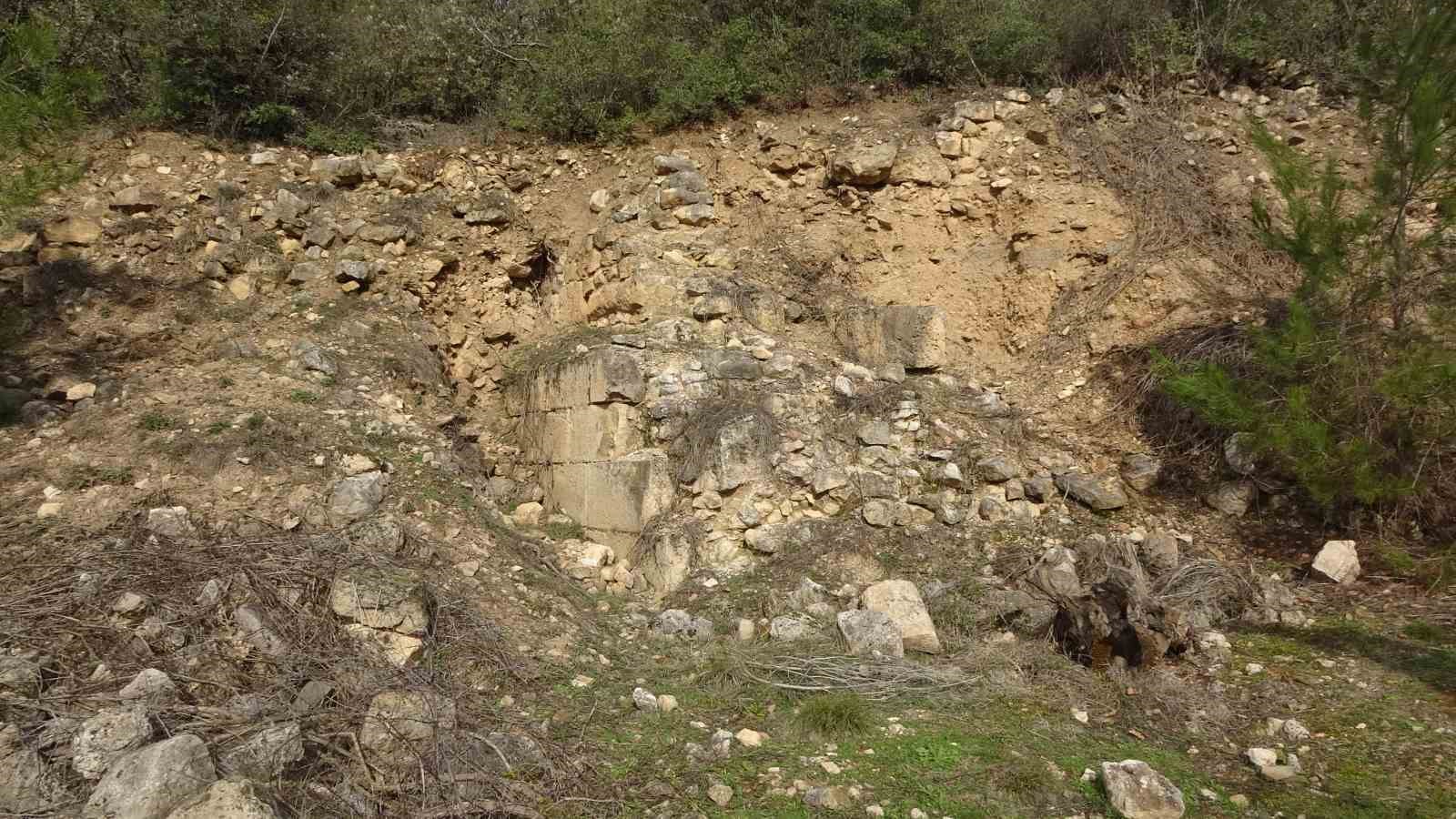 Roma dönemine ait kalıntıların bulunduğu bölge defineciler tarafından tahrip edildi 12 roma donemine ait kalintilarin bulundugu bolge defineciler tarafindan tahrip edildi 8 c4trMfhf