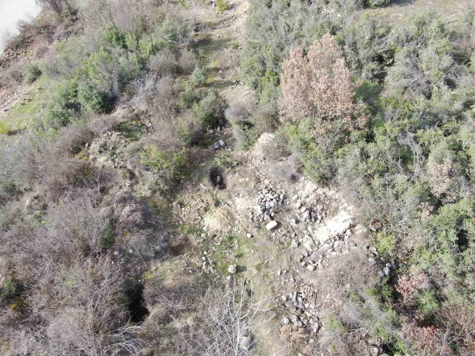 Roma dönemine ait kalıntıların bulunduğu bölge defineciler tarafından tahrip edildi 13 roma donemine ait kalintilarin bulundugu bolge defineciler tarafindan tahrip edildi 9 jLgP5BVG
