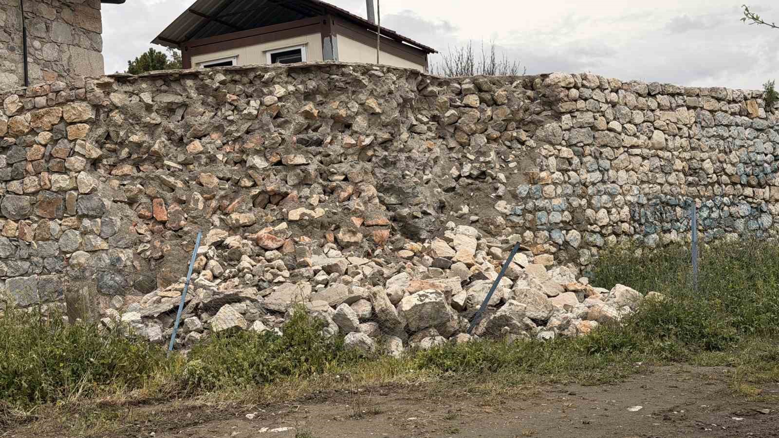 roma imparatoru sezarin geldim gordum yendim dedigi kale surlarinda cokme yasandi 1