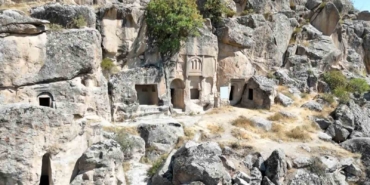 roma-ve-bizansin-izlerini-tasiyan-manastir-vadisi-ziyaretcilerin-ilgi-odagi-bCC9WsAc.jpg