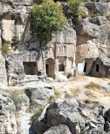 roma-ve-bizansin-izlerini-tasiyan-manastir-vadisi-ziyaretcilerin-ilgi-odagi-bCC9WsAc.jpg
