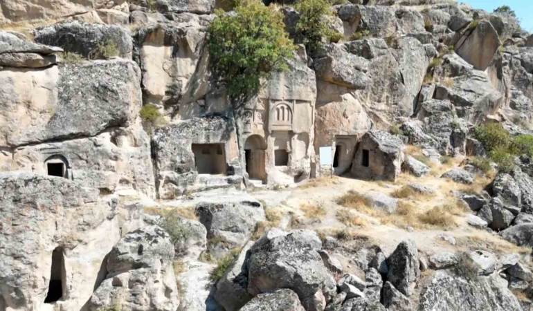 roma-ve-bizansin-izlerini-tasiyan-manastir-vadisi-ziyaretcilerin-ilgi-odagi-bCC9WsAc.jpg