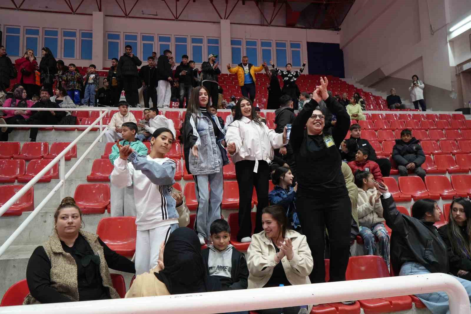romanlar attiklari gobekle dusman catlatti 3