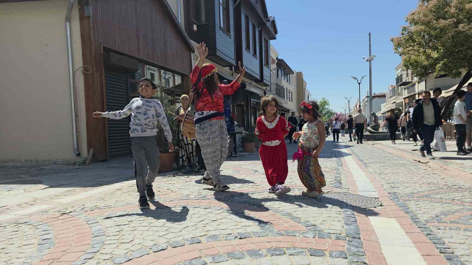 romanlardan kakava cagrisi sehir 98lik ritimlerle senlendi 0 nRmerAl4