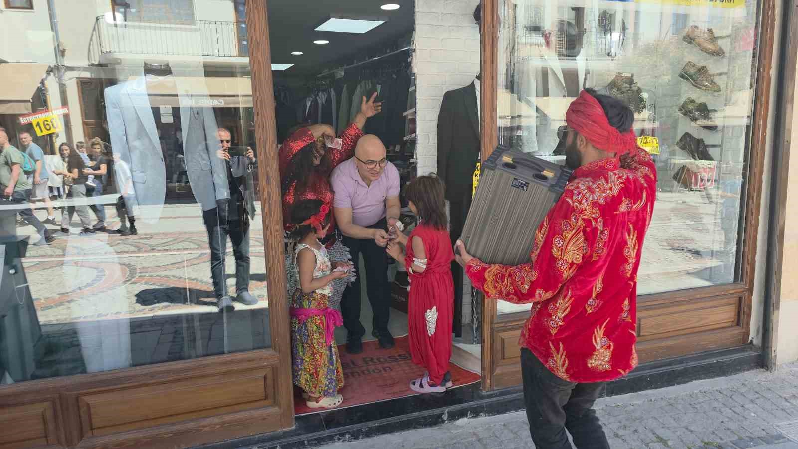 romanlardan kakava cagrisi sehir 98lik ritimlerle senlendi 2 ZBG2tc5A