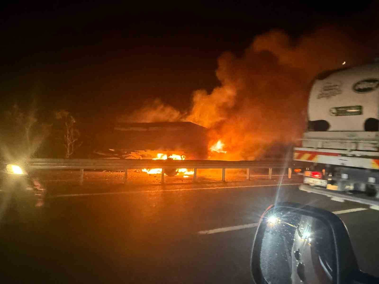 romorka carpan otomobil alev topuna dondu 2 yarali 2 cmmnDIDk