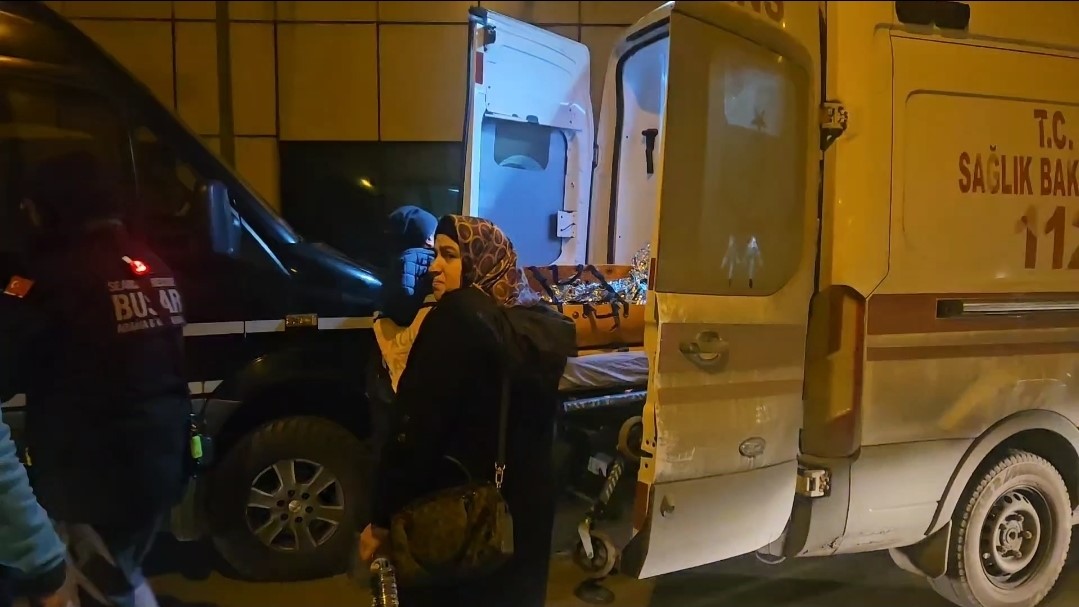 Rumelifeneri’nde kaybolduktan saatler sonra bulunan kadın, düştüğü uçurumdan kurtarıldı 5 rumelifenerinde kaybolduktan saatler sonra bulunan kadin dustugu ucurumdan kurtarildi 1 fnv4IduS