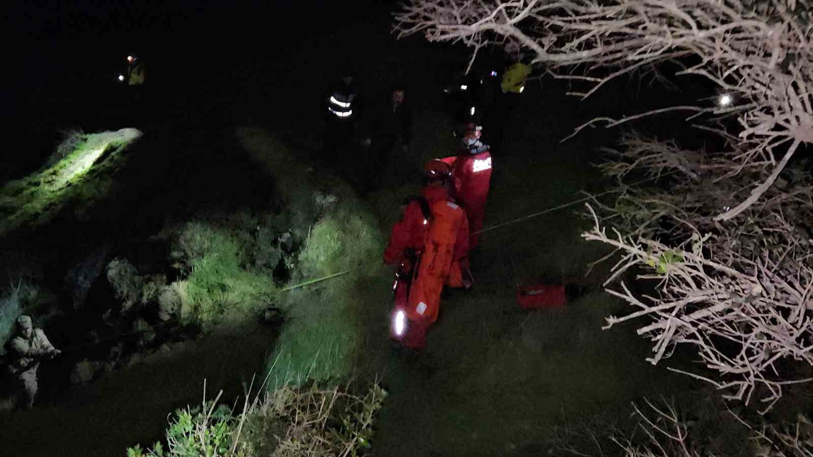 Rumelifeneri’nde kaybolduktan saatler sonra bulunan kadın, düştüğü uçurumdan kurtarıldı 6 rumelifenerinde kaybolduktan saatler sonra bulunan kadin dustugu ucurumdan kurtarildi 2 Quk5YEVK