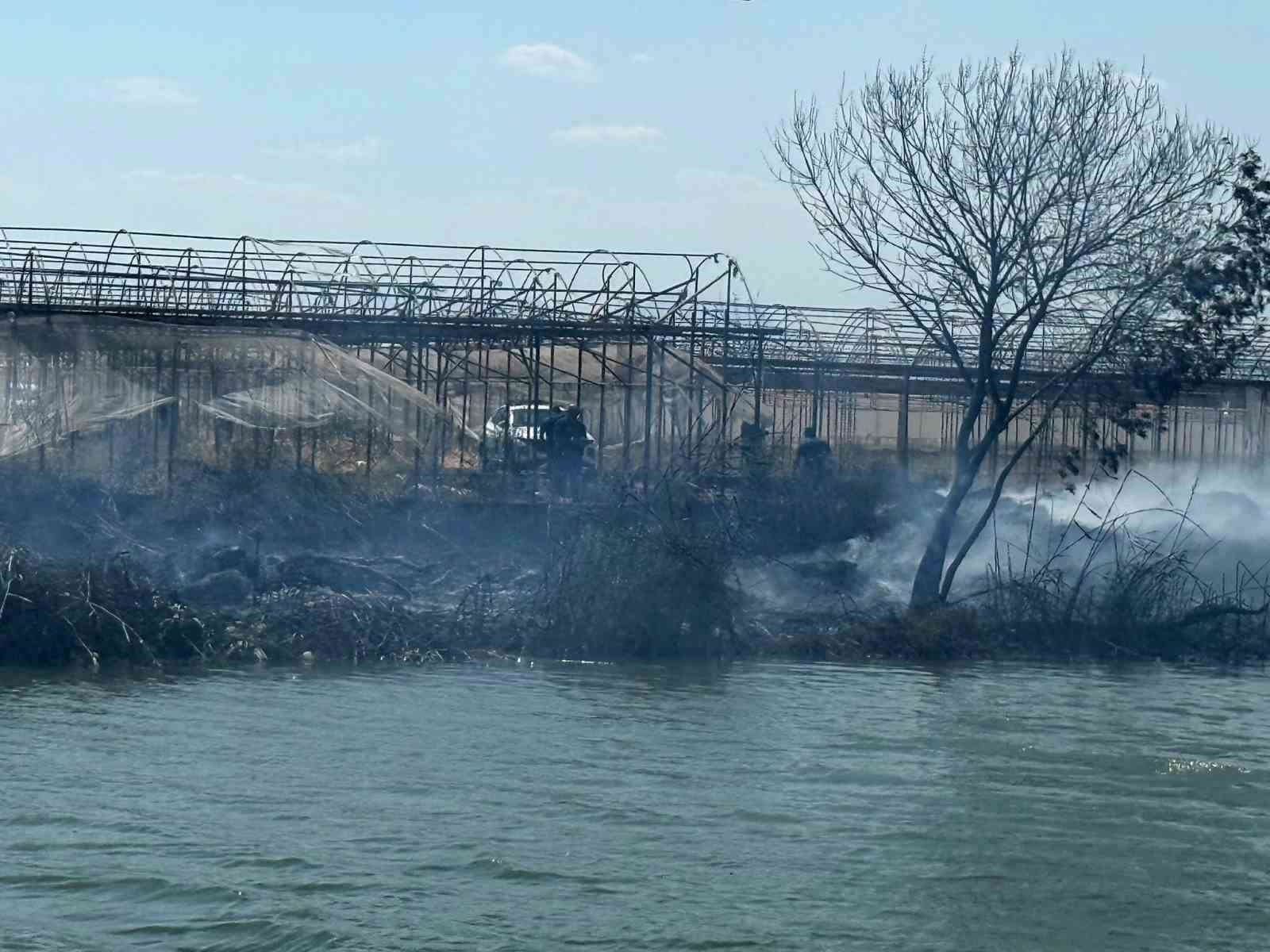 Rüzgarın büyüttüğü yangın villanın bahçesine sıçradı, milyonluk tekne hasar gördü 6 ruzgarin buyuttugu yangin villanin bahcesine sicradi milyonluk tekne hasar gordu 2 VC2259JN