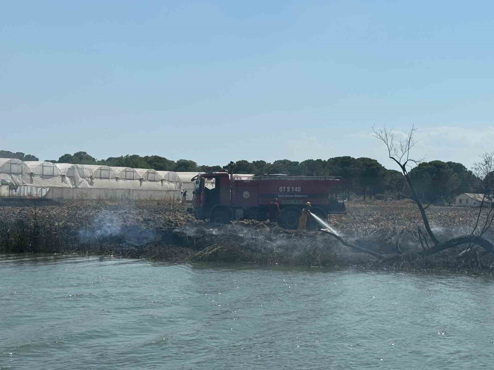 Rüzgarın büyüttüğü yangın villanın bahçesine sıçradı, milyonluk tekne hasar gördü 8 ruzgarin buyuttugu yangin villanin bahcesine sicradi milyonluk tekne hasar gordu 4 mV2vm7hy