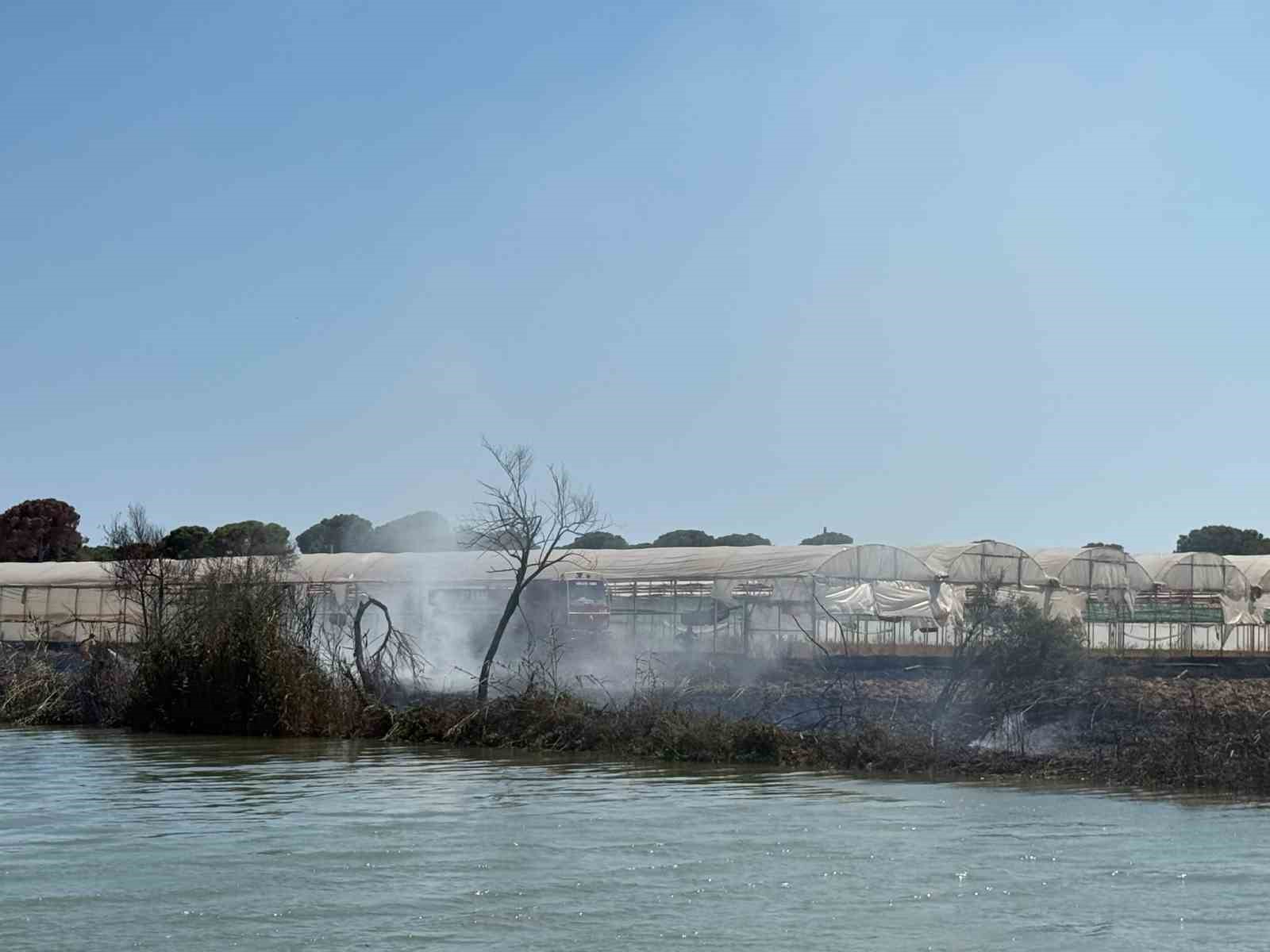 Rüzgarın büyüttüğü yangın villanın bahçesine sıçradı, milyonluk tekne hasar gördü 9 ruzgarin buyuttugu yangin villanin bahcesine sicradi milyonluk tekne hasar gordu 5 HUK1iNIJ