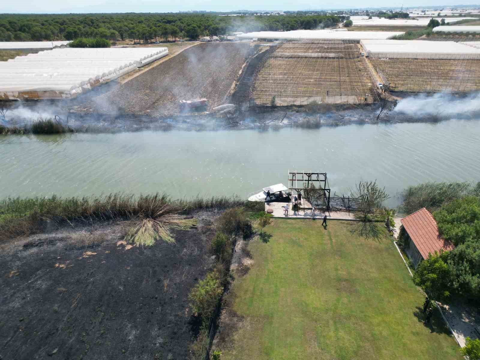 Rüzgarın büyüttüğü yangın villanın bahçesine sıçradı, milyonluk tekne hasar gördü 10 ruzgarin buyuttugu yangin villanin bahcesine sicradi milyonluk tekne hasar gordu 6 eJy8kePe
