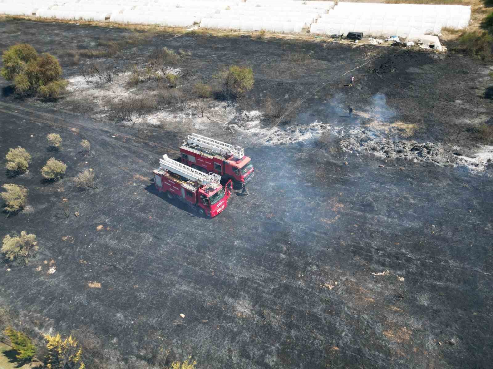 Rüzgarın büyüttüğü yangın villanın bahçesine sıçradı, milyonluk tekne hasar gördü 11 ruzgarin buyuttugu yangin villanin bahcesine sicradi milyonluk tekne hasar gordu 7 cD3c7Kqf