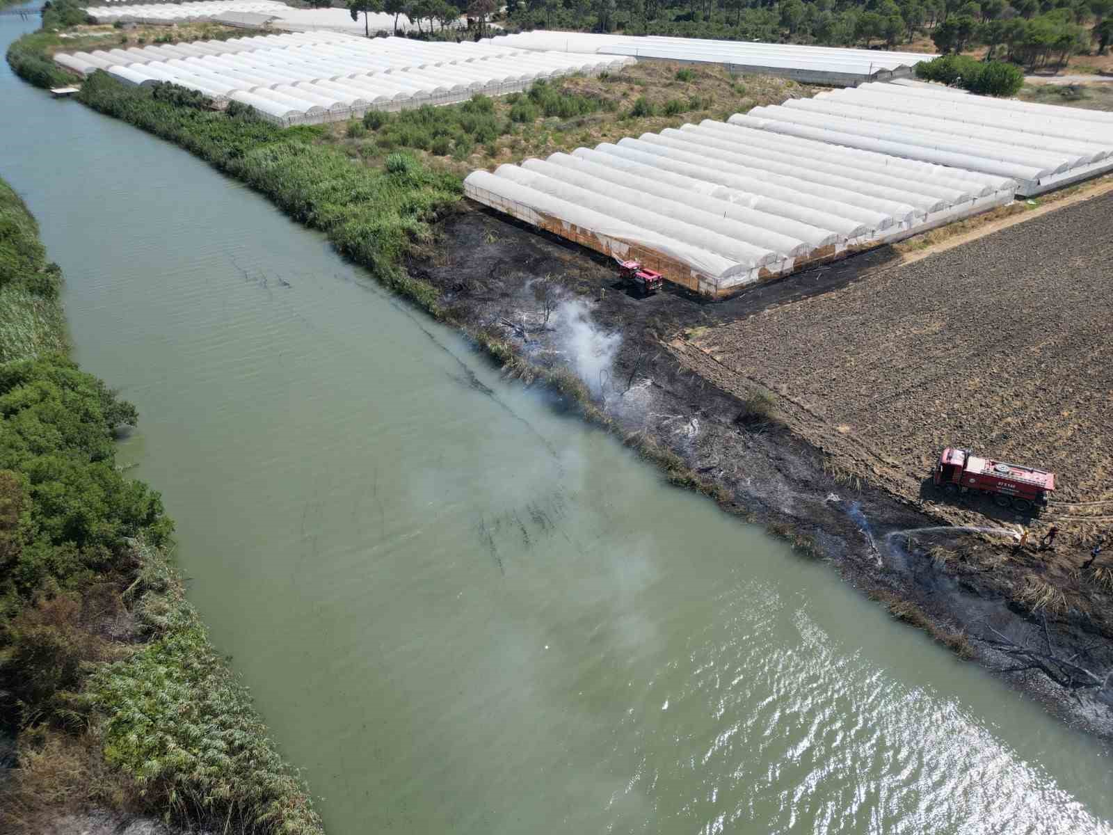 Rüzgarın büyüttüğü yangın villanın bahçesine sıçradı, milyonluk tekne hasar gördü 12 ruzgarin buyuttugu yangin villanin bahcesine sicradi milyonluk tekne hasar gordu 8 KLP3QNsp