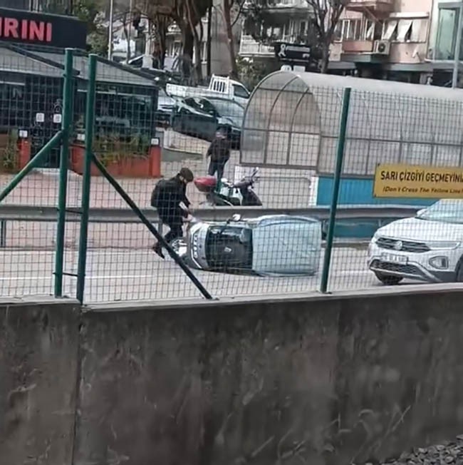 ruzgarin etkisiyle devrilen otomobile cevredeki vatandaslar kostu 1 HAdbDHAI