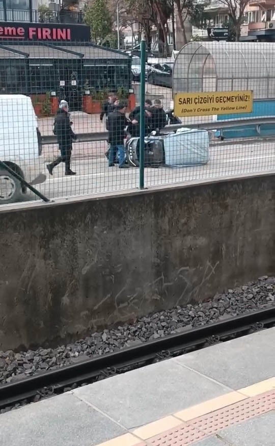 ruzgarin etkisiyle devrilen otomobile cevredeki vatandaslar kostu 2 TFpGsJKL