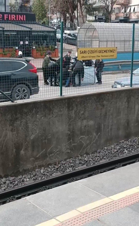 ruzgarin etkisiyle devrilen otomobile cevredeki vatandaslar kostu 3 Ci5nPshI
