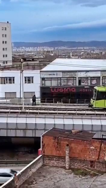 ruzgarin kopardigi tabela metro hattina dustu 0 lunfJBVn
