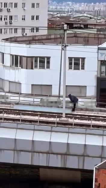 ruzgarin kopardigi tabela metro hattina dustu 1 EagbXwXJ