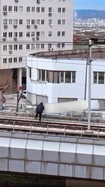 ruzgarin kopardigi tabela metro hattina dustu 2 5mJm5WcF