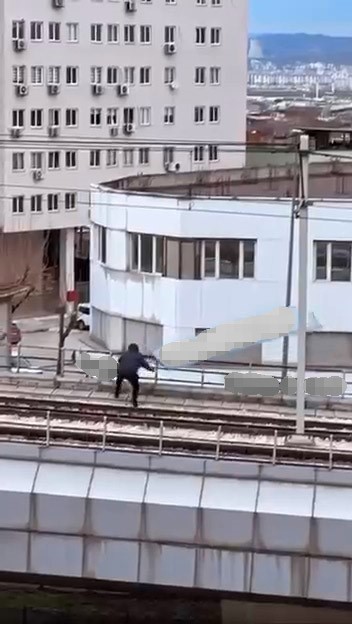 ruzgarin kopardigi tabela metro hattina dustu 3 gAO3dMBs