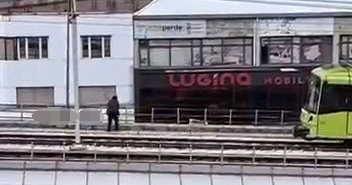 ruzgarin-kopardigi-tabela-metro-hattina-dustu-GqUKTyY3.jpg