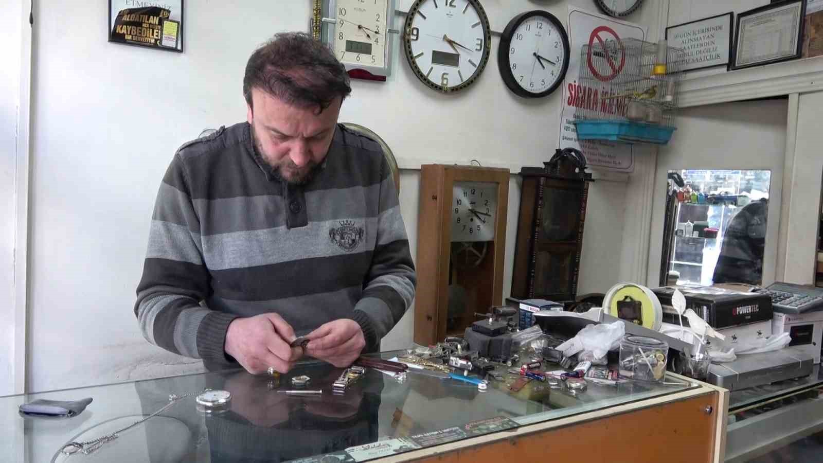 saatleri 0417ye ayarlayan esnafin deprem hatirasi 0
