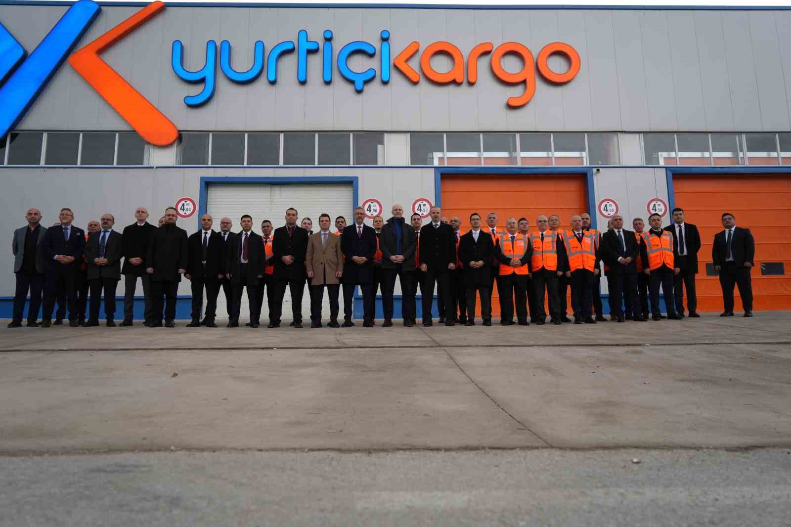 saatte 25 bin kargo insan eli degmeden bir aractan digerine yukleniyor 2