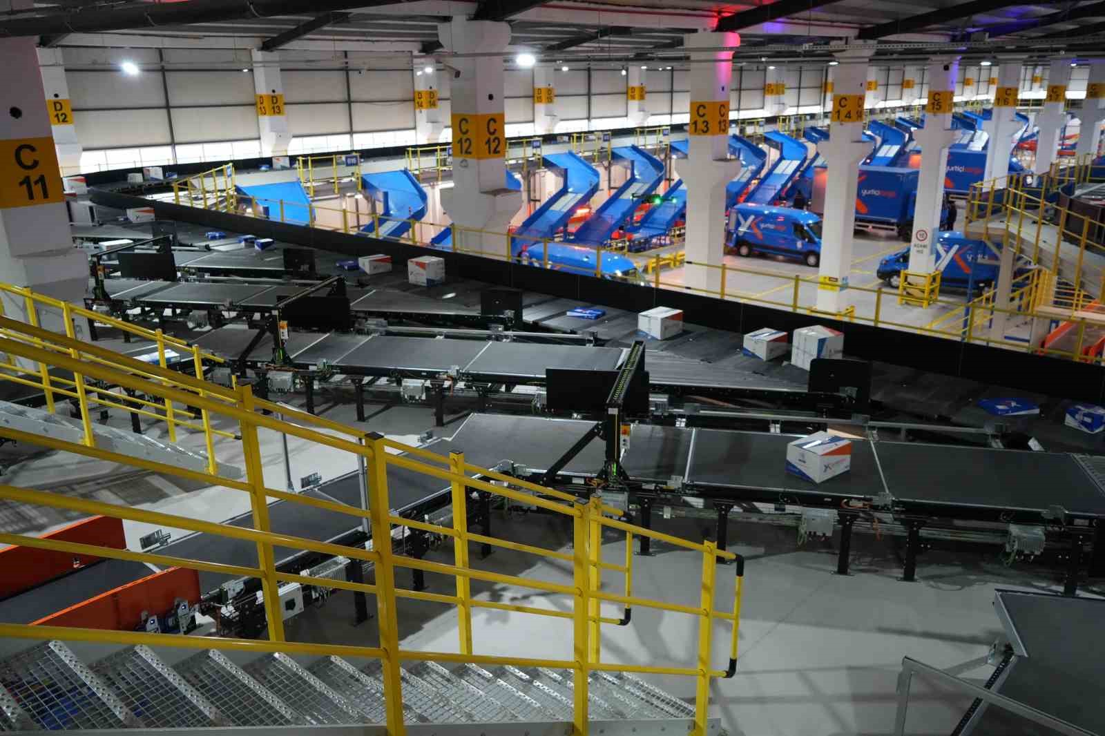 saatte 25 bin kargo insan eli degmeden bir aractan digerine yukleniyor 8 LNNHNKiQ