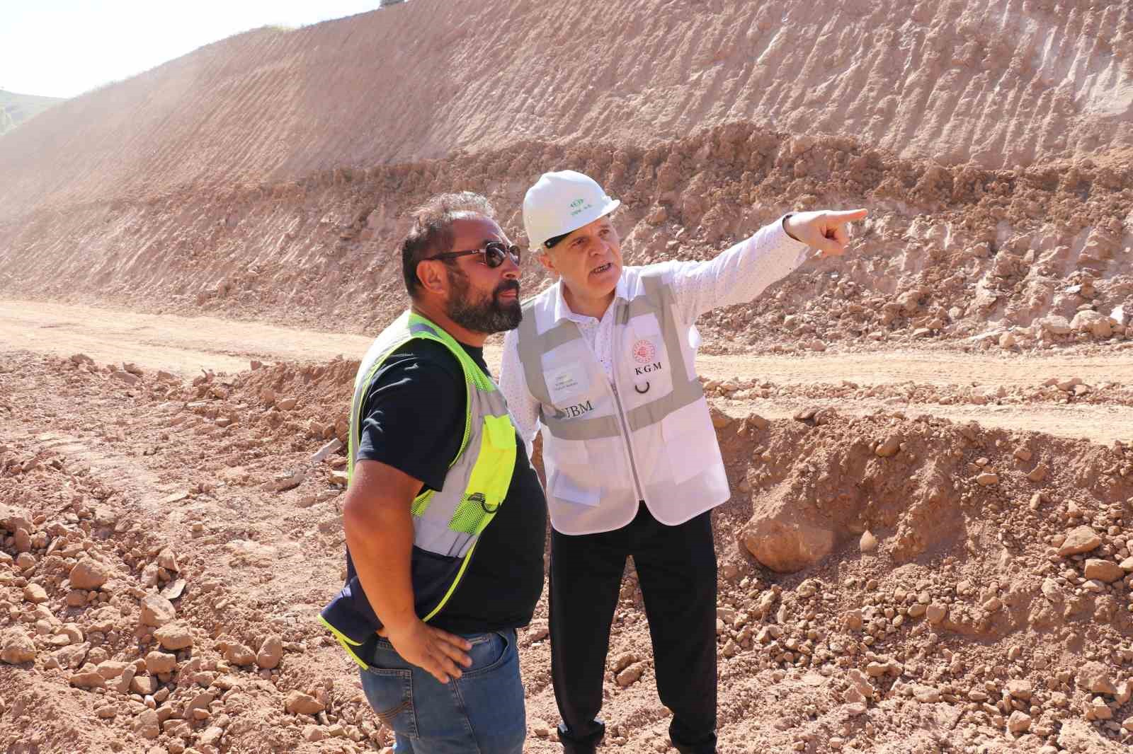 sabah kafasinda baretle insaatta geziyor aksam ise eldivenleri takip ringe cikiyor 1 RcTVPnJ9