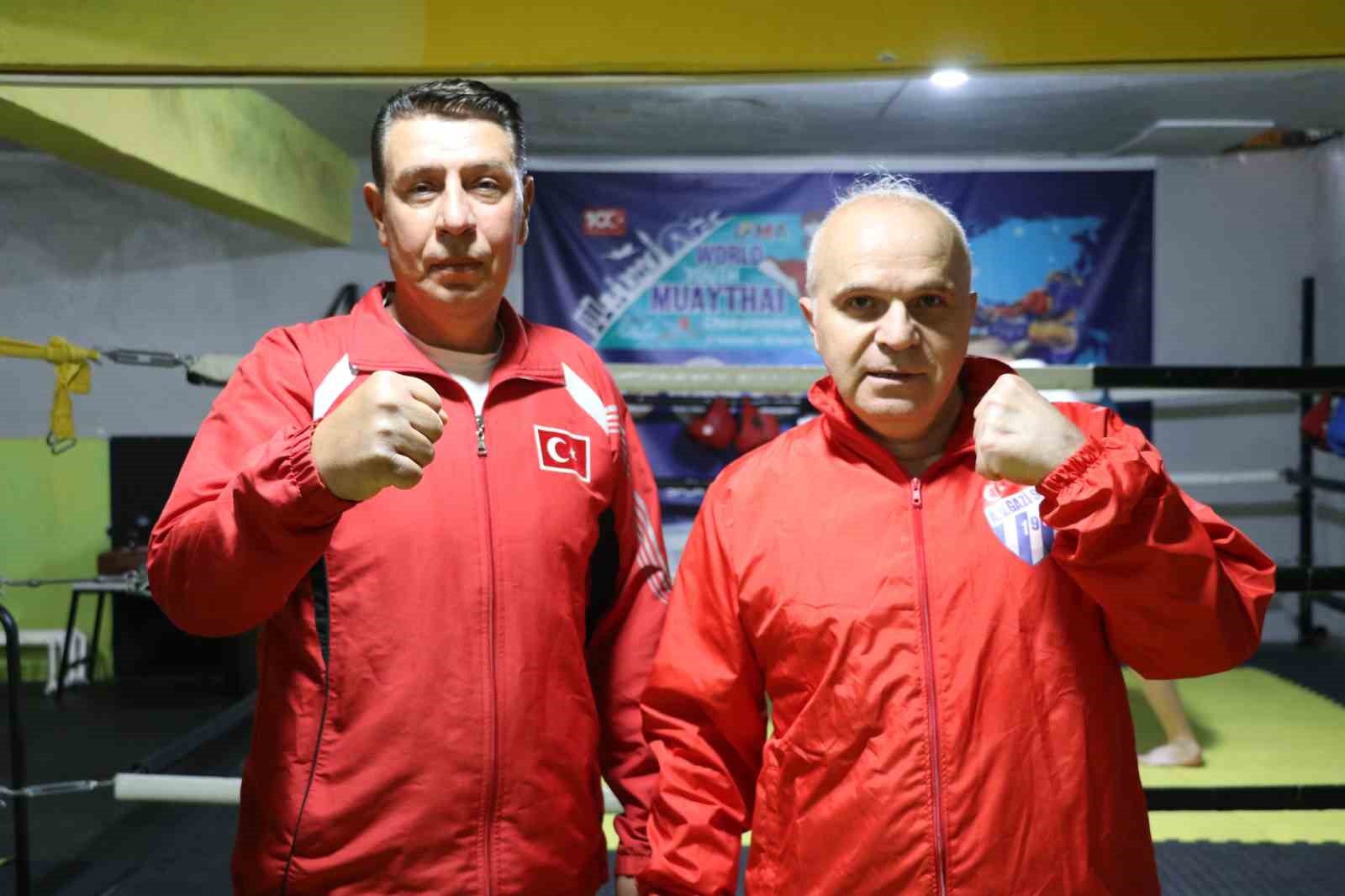 sabah kafasinda baretle insaatta geziyor aksam ise eldivenleri takip ringe cikiyor 3 wzbM4bUV