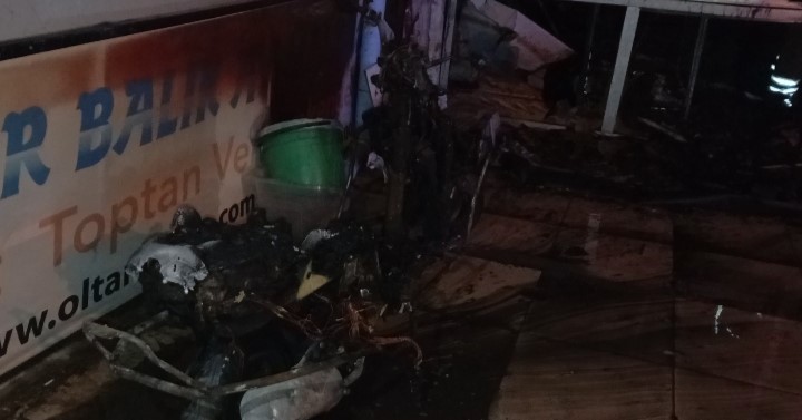 sabah saatlerinde yangin cikan dukkan kullanilamaz hale geldi 1 ON2WE4RU