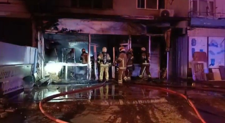 sabah saatlerinde yangin cikan dukkan kullanilamaz hale geldi 3 aUcRMKLM
