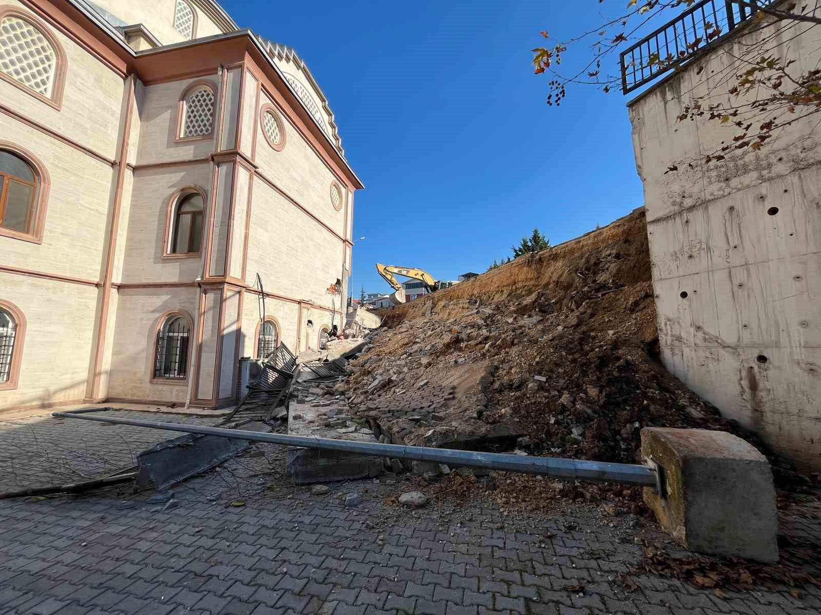 Sabah yürüyüşünde yolun kaydığını farkeden yaşlı kadın 31 öğrencinin hayatını kurtardı 15 sabah yuruyusunde yolun kaydigini farkeden yasli kadin 31 ogrencinin hayatini kurtardi 11