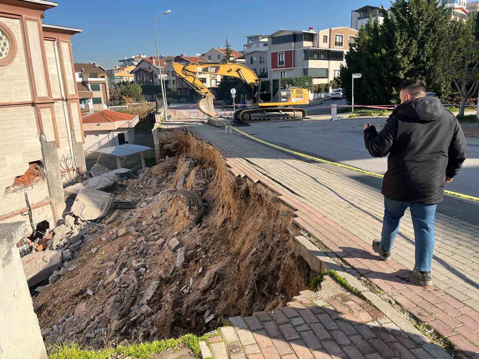 Sabah yürüyüşünde yolun kaydığını farkeden yaşlı kadın 31 öğrencinin hayatını kurtardı 16 sabah yuruyusunde yolun kaydigini farkeden yasli kadin 31 ogrencinin hayatini kurtardi 12 vvJJkeAW