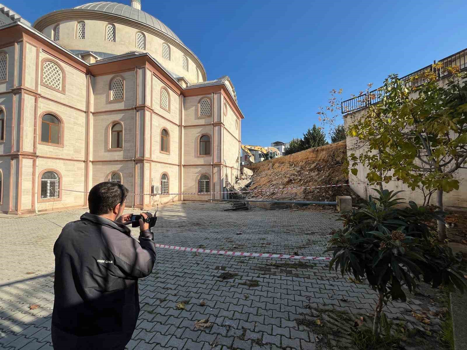 Sabah yürüyüşünde yolun kaydığını farkeden yaşlı kadın 31 öğrencinin hayatını kurtardı 17 sabah yuruyusunde yolun kaydigini farkeden yasli kadin 31 ogrencinin hayatini kurtardi 13 OCT55ke8