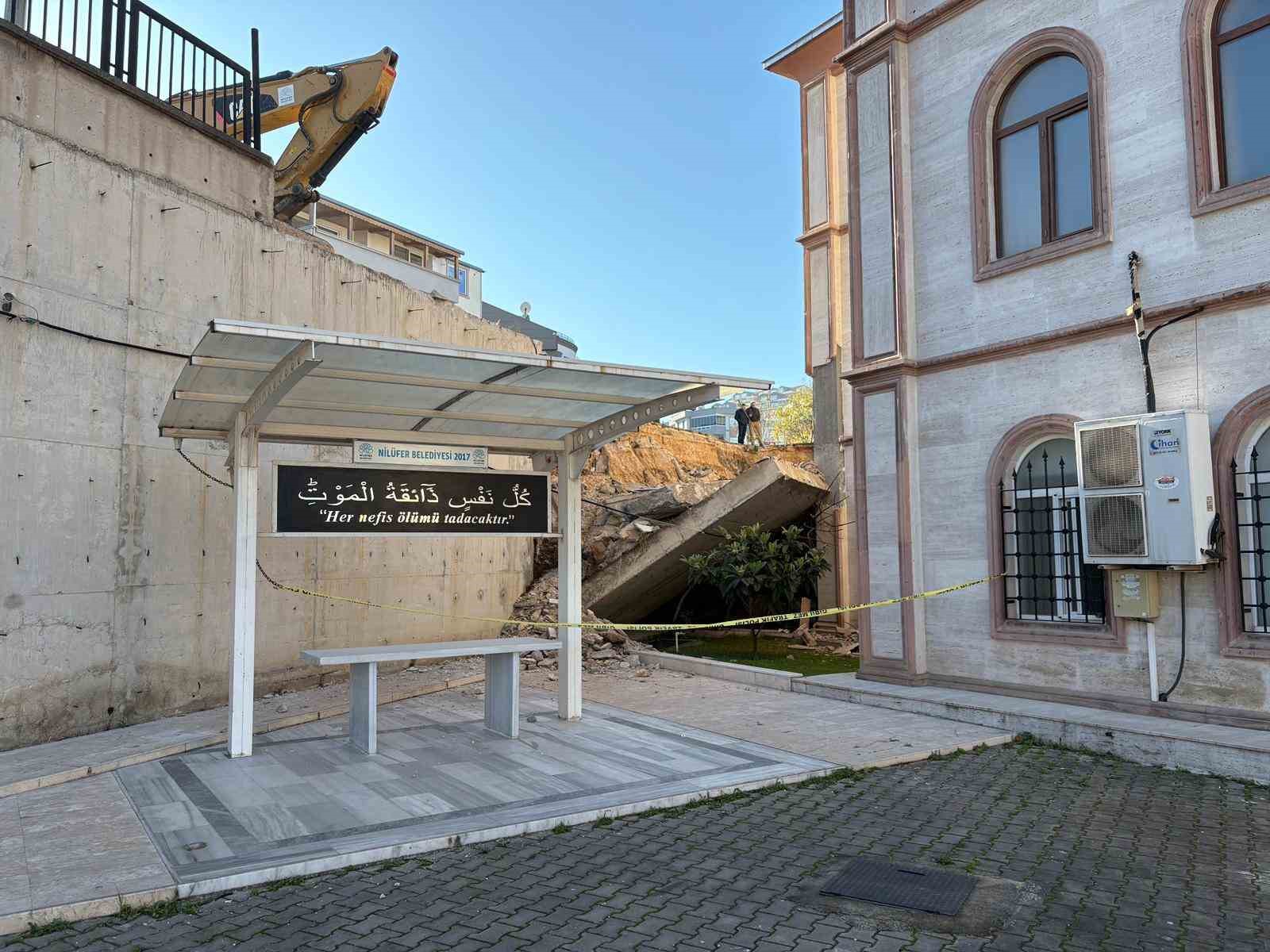 Sabah yürüyüşünde yolun kaydığını farkeden yaşlı kadın 31 öğrencinin hayatını kurtardı 8 sabah yuruyusunde yolun kaydigini farkeden yasli kadin 31 ogrencinin hayatini kurtardi 4 lq5IUNrl