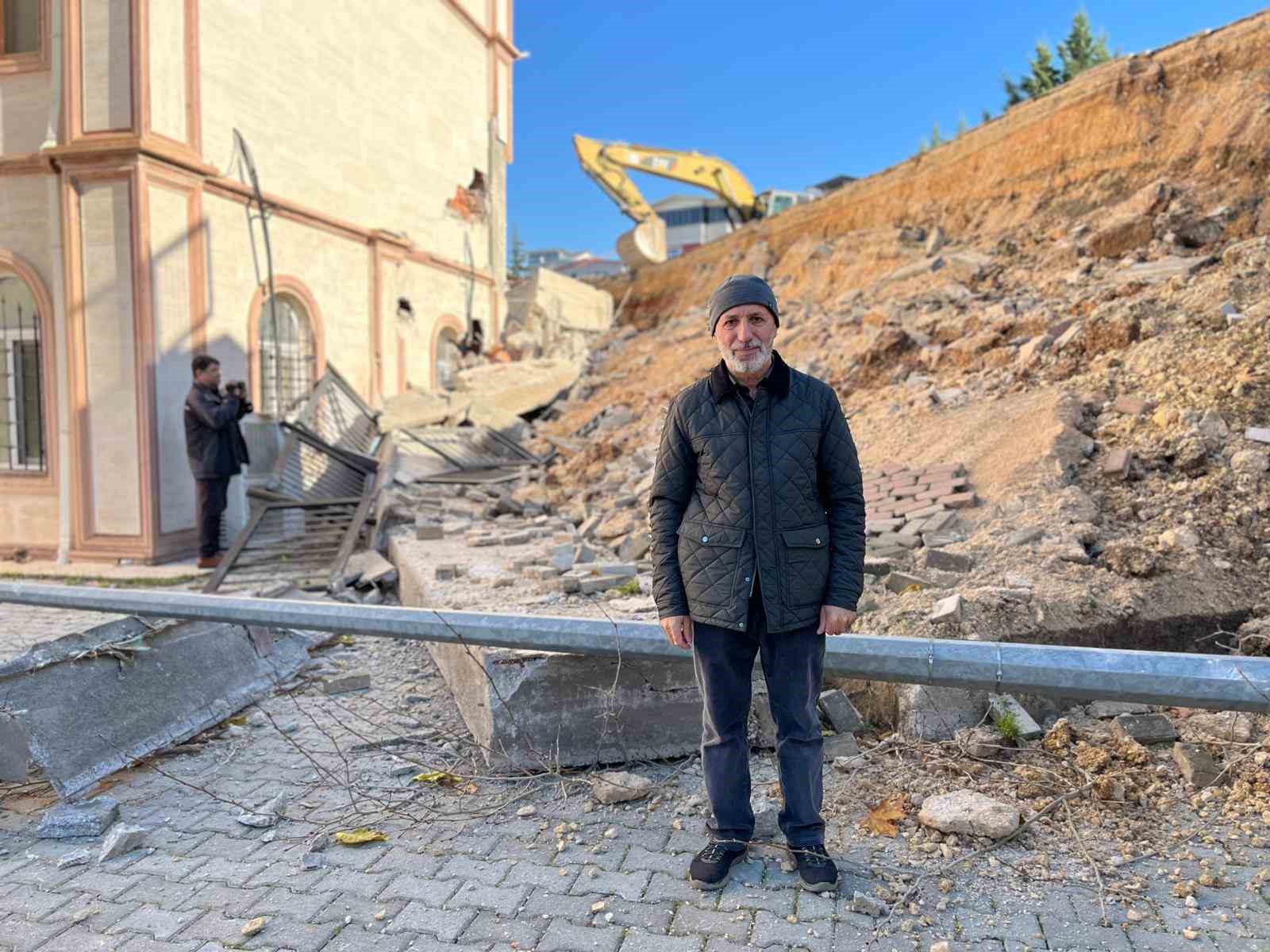 Sabah yürüyüşünde yolun kaydığını farkeden yaşlı kadın 31 öğrencinin hayatını kurtardı 13 sabah yuruyusunde yolun kaydigini farkeden yasli kadin 31 ogrencinin hayatini kurtardi 9