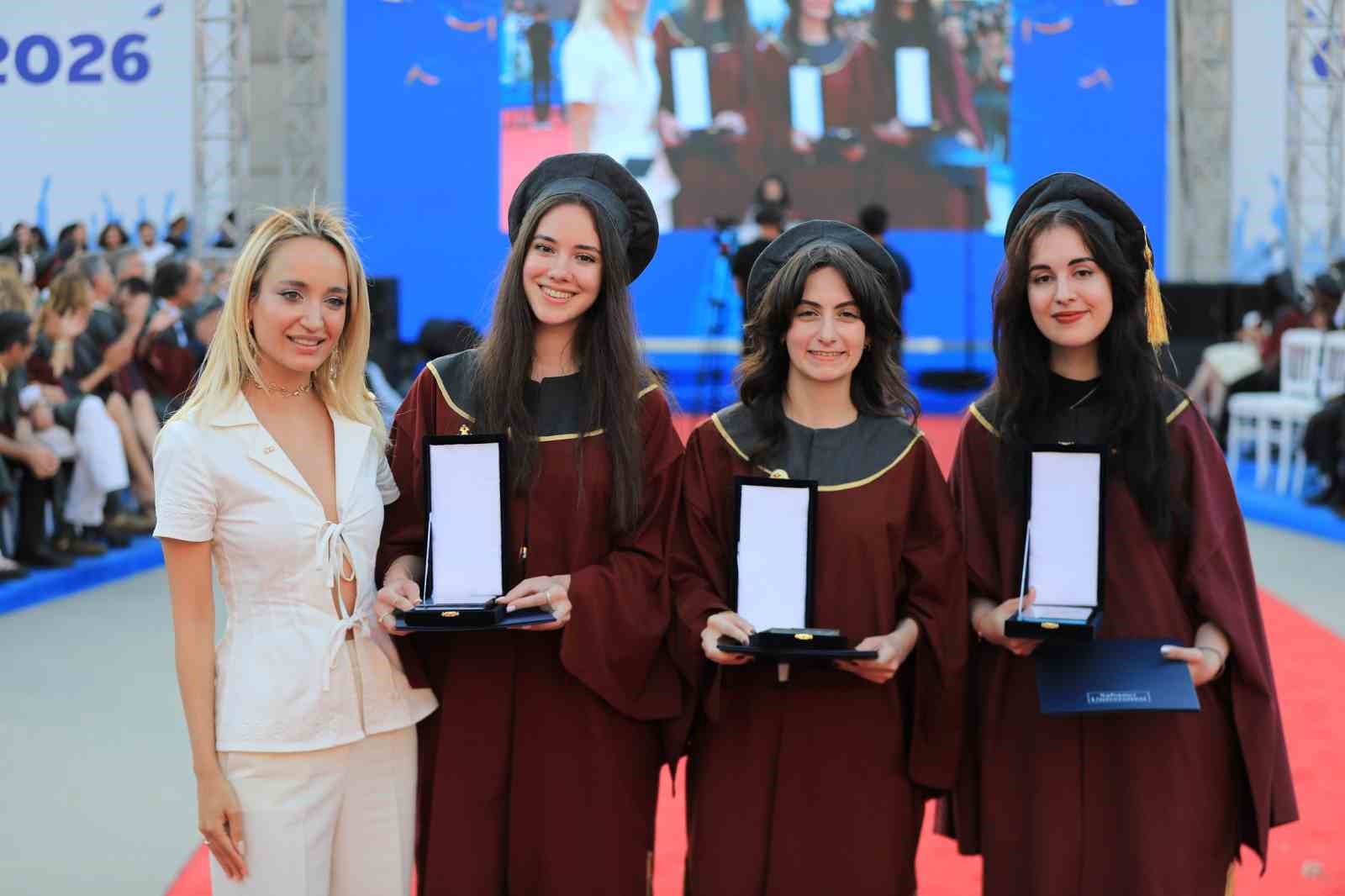 sabanci universitesinin 24 donem lisans ve 27 donem lisansustu mezuniyet toreni gerceklesti 0 2rrnau33