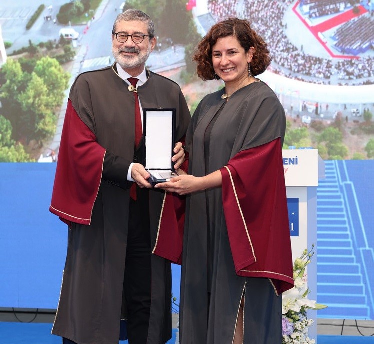 sabanci universitesinin 24 donem lisans ve 27 donem lisansustu mezuniyet toreni gerceklesti 2